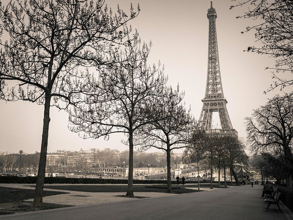 Pathway to Eiffel tower-Paris