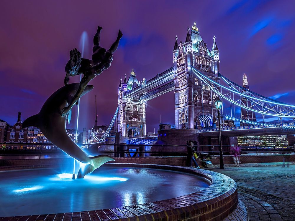 Fountian at tower bridge