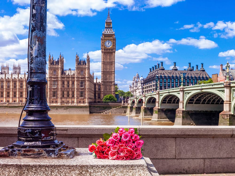 Bunch of Roses by a lampost, London, UK