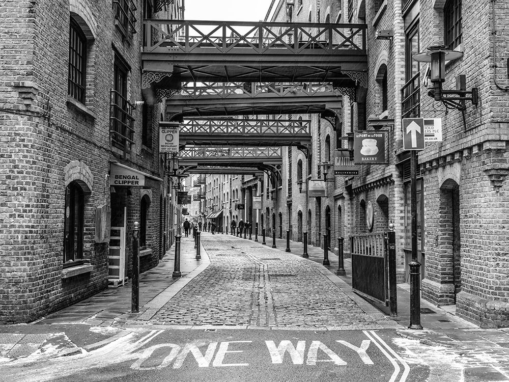 Narrow road in London