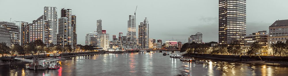 River thames through city of London in evening
