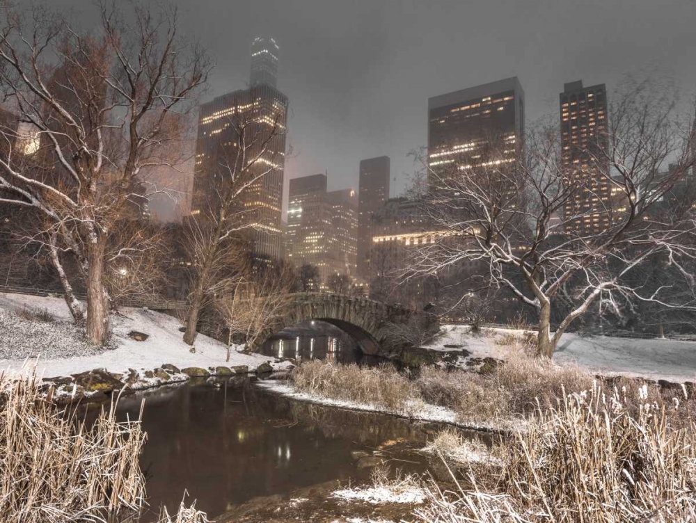 Gapstow Bridge, Central park with Manhattan skyline, New York