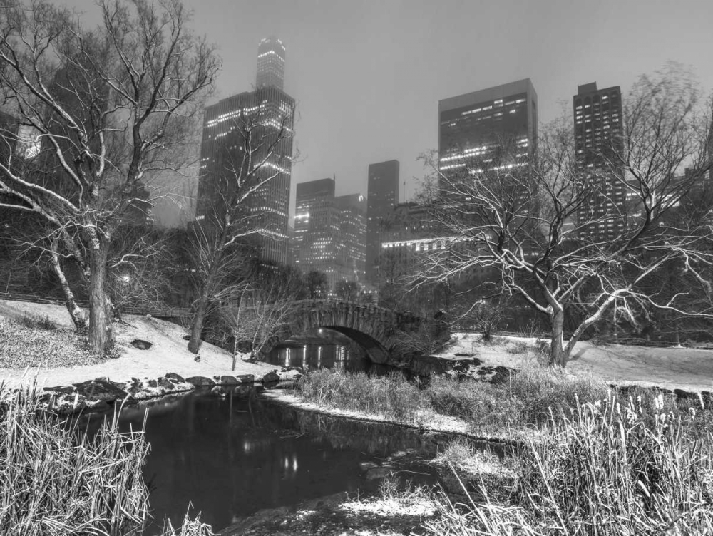 Gapstow Bridge, Central park with Manhattan skyline, New York