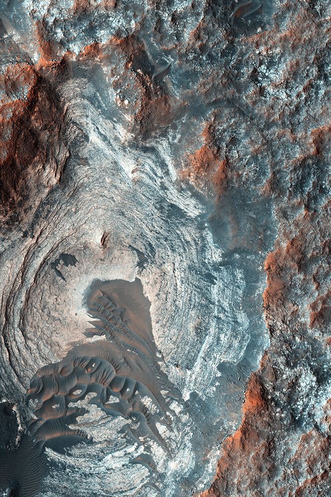 Mars HiRISE - Surface Layers and Dark Dunes