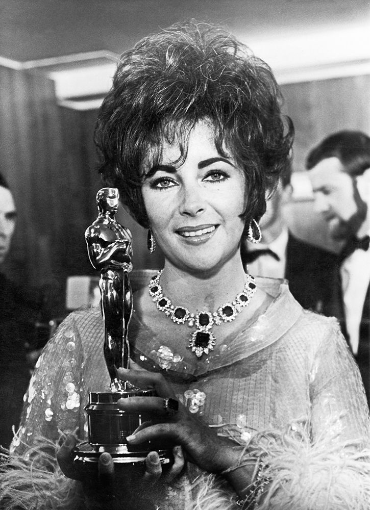 Elizabeth Taylor - Holding an Oscar