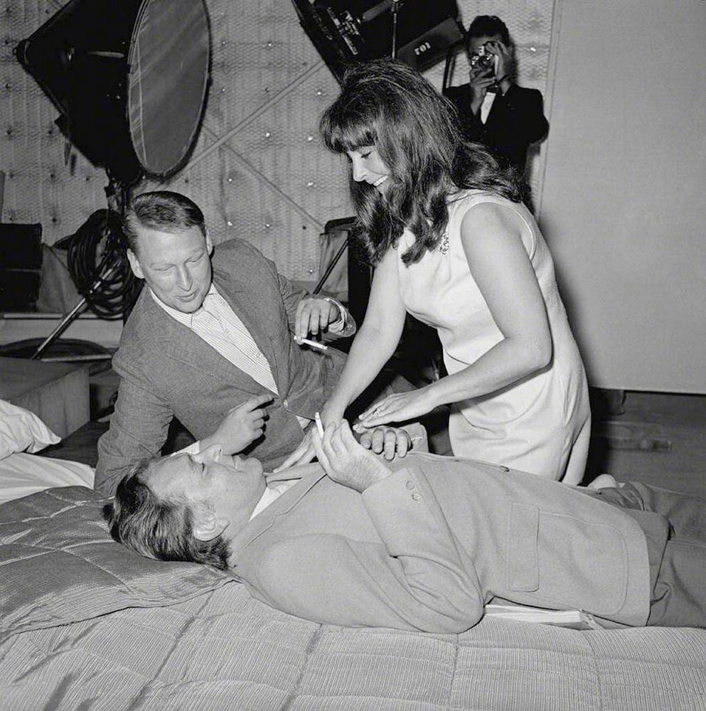 Elizabeth Taylor and Friends Behind the Scenes