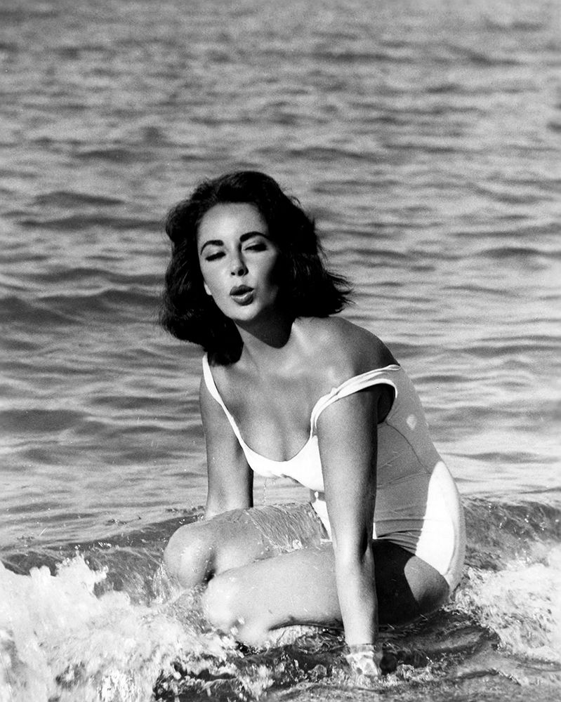 Elizabeth Taylor - In the surf