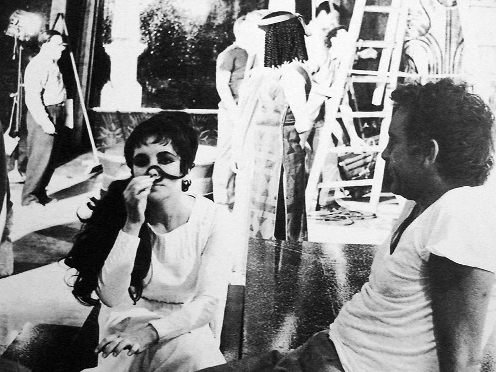 Elizabeth Taylor behind the scenes Cleopatra