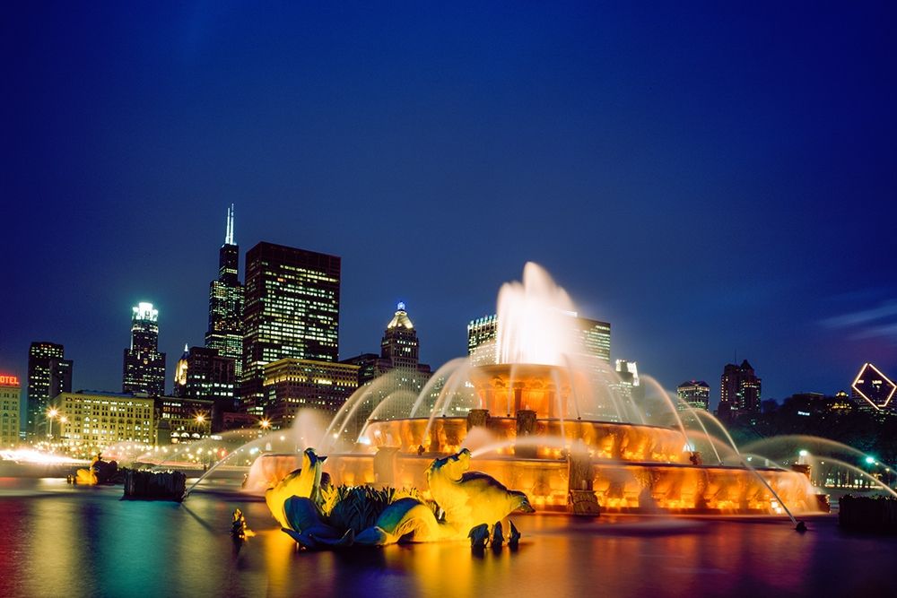 Dusk view of Buckingham Fountain in Chicago Illinois