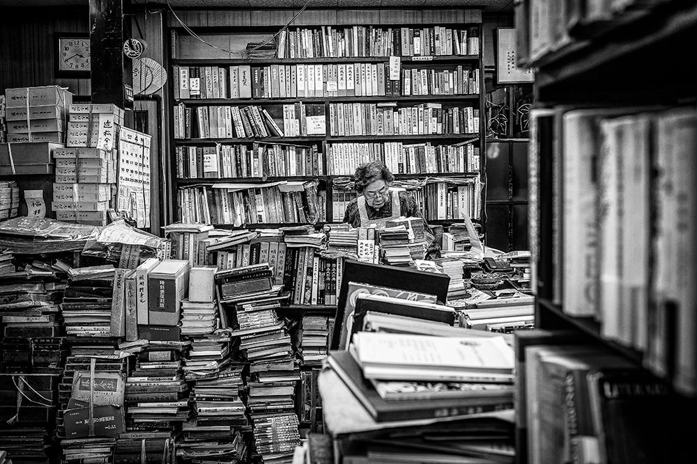 The lady and her shelfs