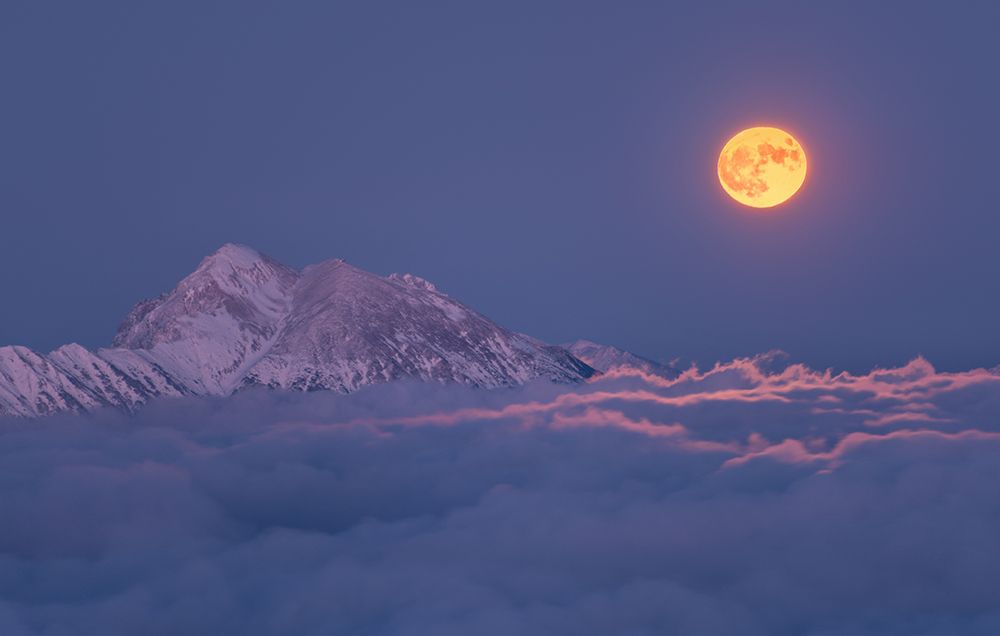 Super Moon Rises