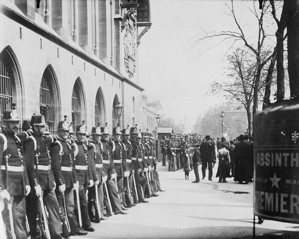 Paris, 1898-1900 - Republican Guards in front of the Palais de Justice