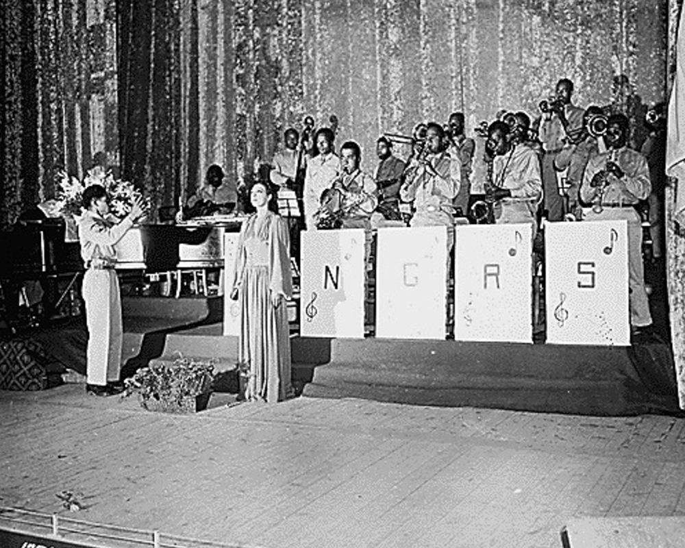 WWII Josephine Baker sings the National Anthem