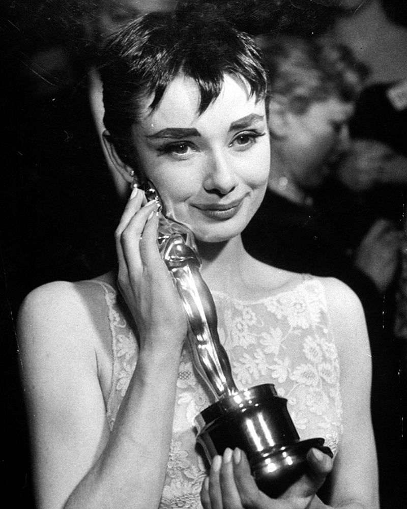 Audrey Hepburn with Oscar won for the romantic comedy film Roman Holiday 1953