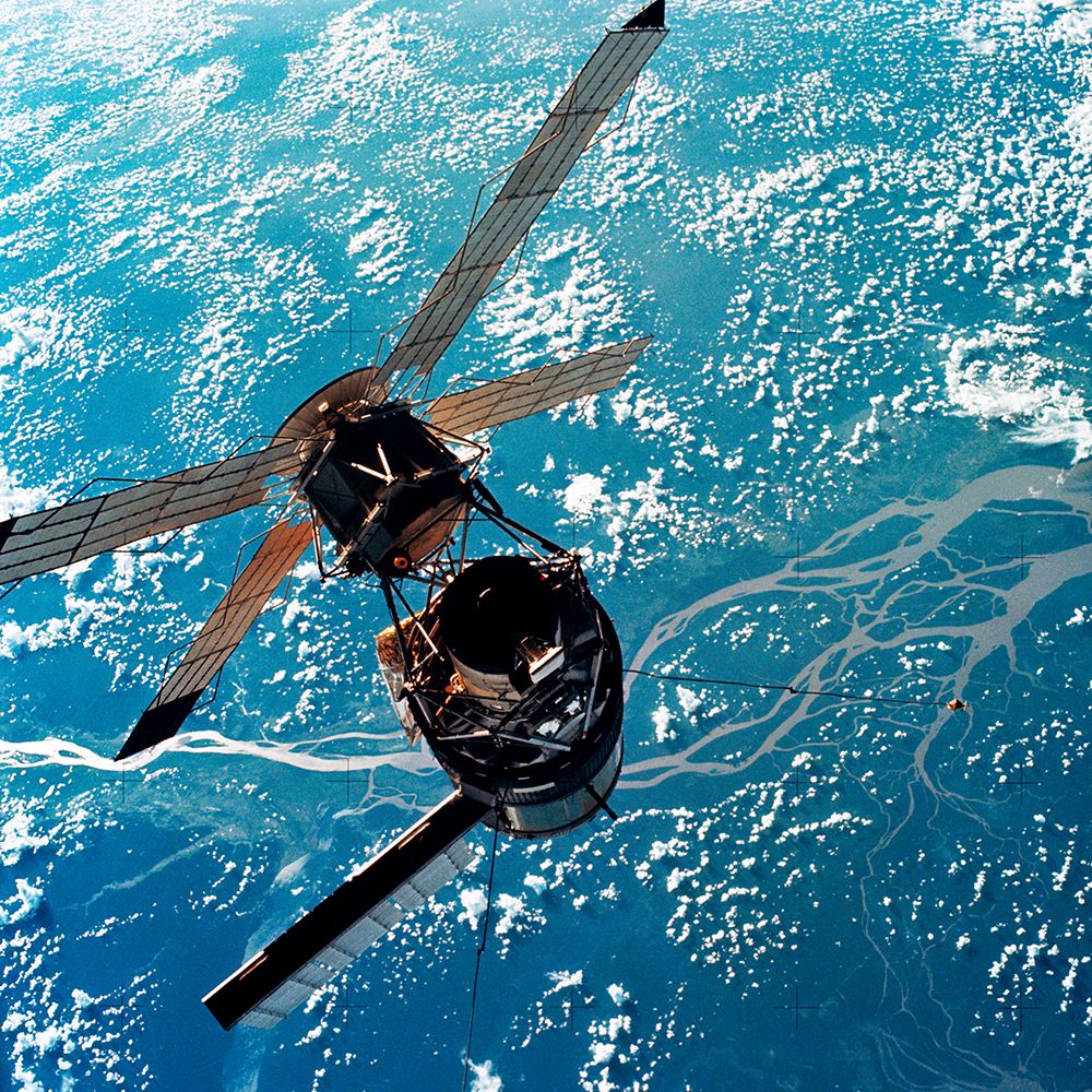Skylab 3 - Skylab as the Command Module moves in for Docking