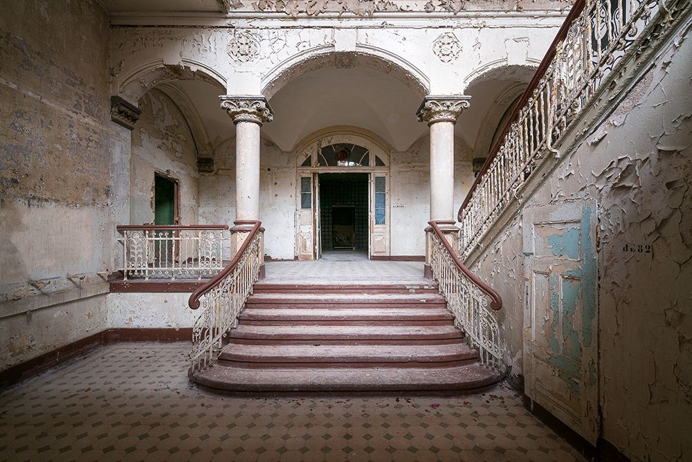 Impressive Entrance Staircase