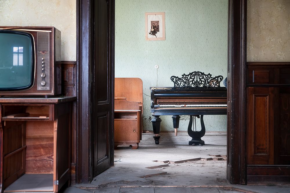 Piano Peek