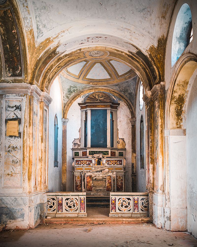Altar in Decay